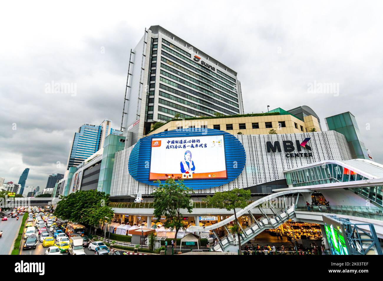 BANGKOK, THAILANDIA - 1.11.2019: Vista del centro commerciale MBK nella città di Bangkok. L'edificio moderno e' uno dei piu' grandi centri commerciali in Tailandia. Pesante c Foto Stock