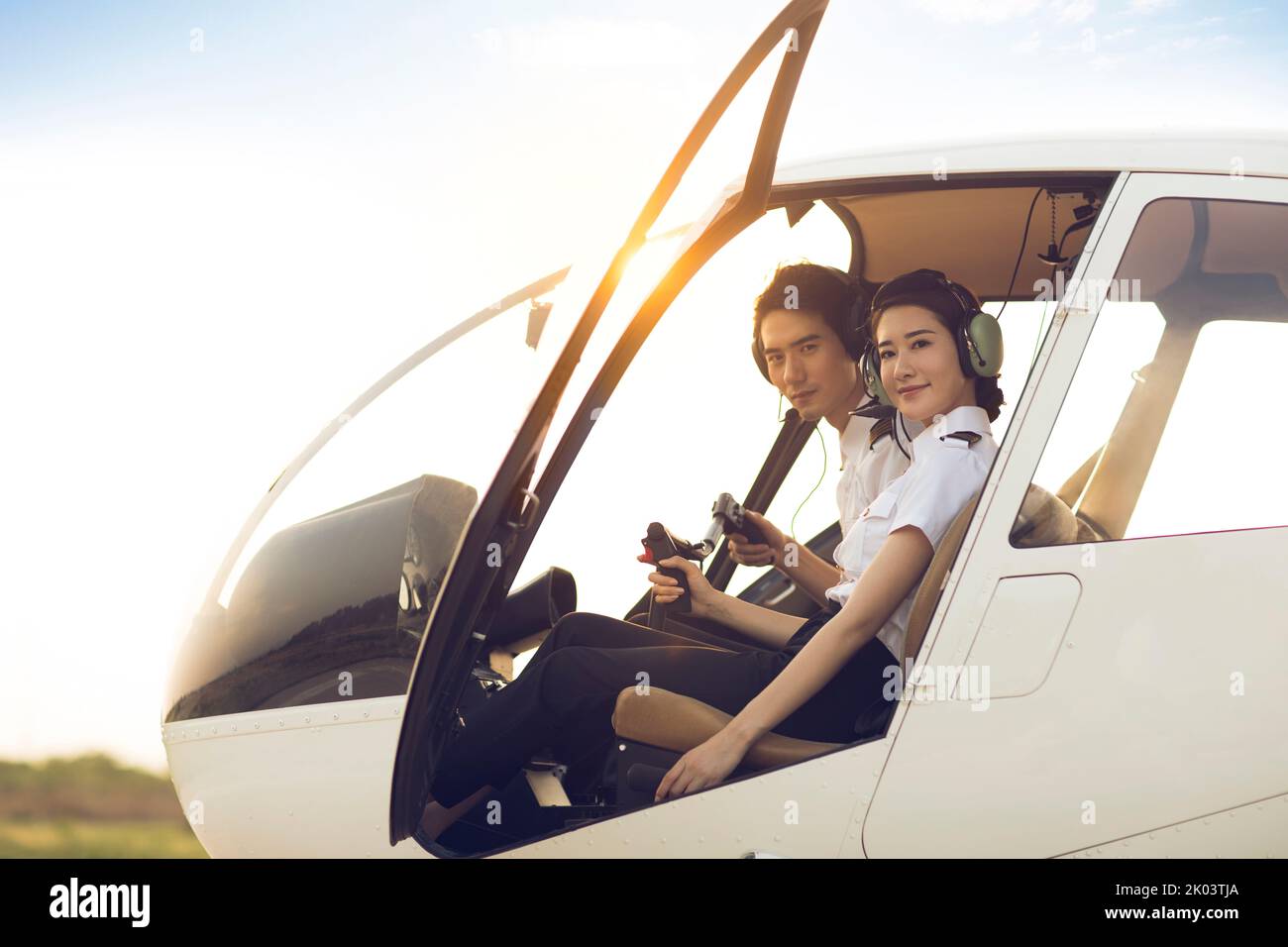 Piloti cinesi seduti in elicottero Foto Stock