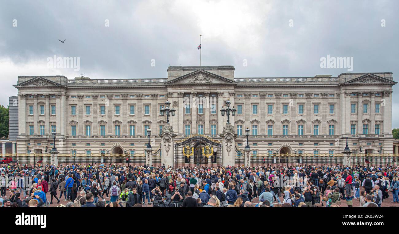 Londra Regno Unito. 9 settembre 2022. Grandi folle si radunano all'esterno di Buckingham Palace per rendere omaggio alla regina Elisabetta II, morta a 96 anni a Balmoral Scotland come il più lungo monarca britannico che serviva e sarà succeduta da suo figlio Re Carlo III .Photo Horst A. Friedrichs Alamy Live News Foto Stock