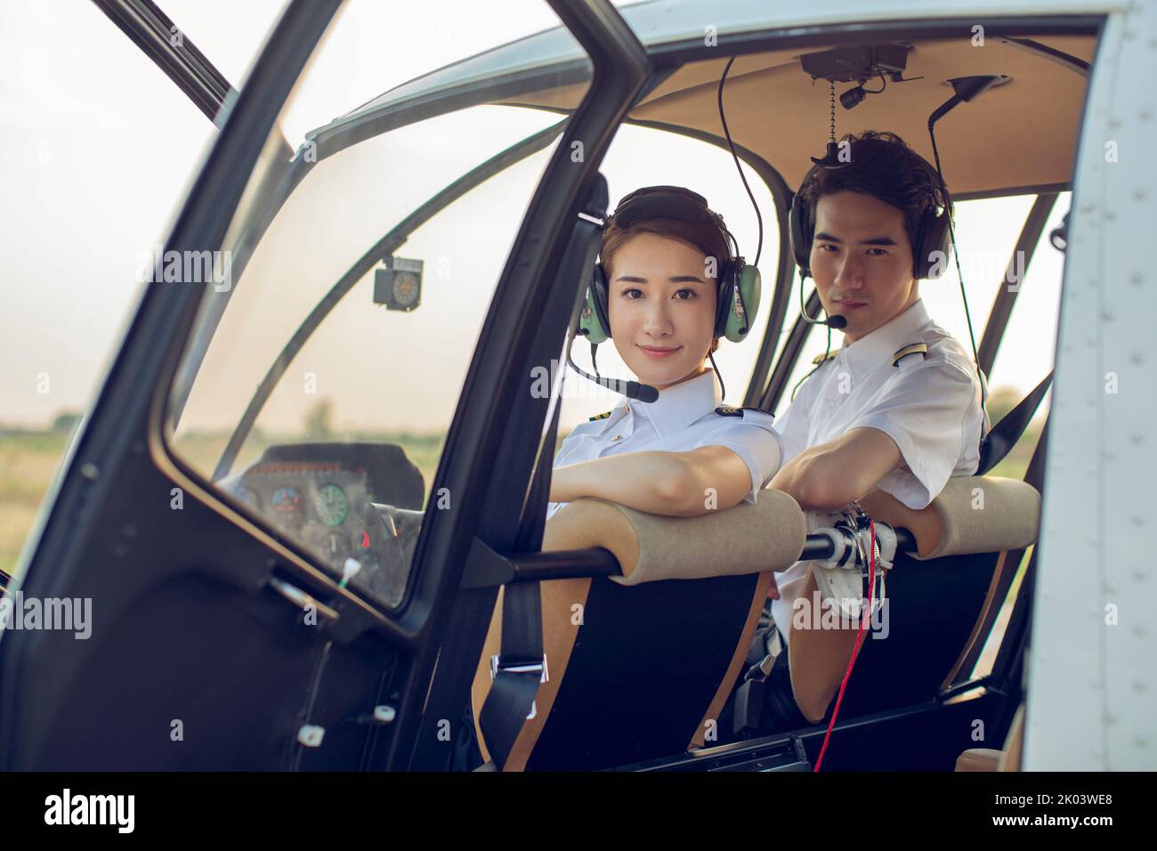 Piloti cinesi seduti in elicottero Foto Stock