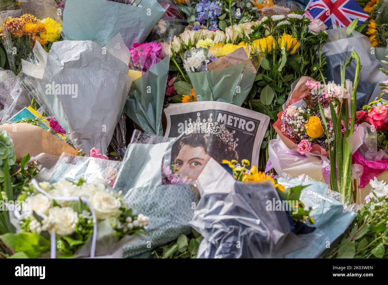 Londra, Regno Unito. 9th settembre 2022. I fan reali e i benestanti continuano a portare tributi floreali alle porte di Buckingham Palace dopo l'annuncio della morte di Elisabetta II, Regina del Regno Unito, che morì giovedì sera al Castello di Balmoral. Friedrichs Alamy Live News Foto Stock