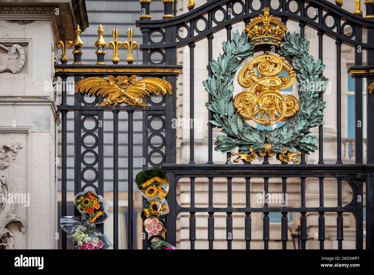 Londra, Regno Unito. 9th settembre 2022. I fan reali e i benestanti continuano a portare tributi floreali alle porte di Buckingham Palace dopo l'annuncio della morte di Elisabetta II, Regina del Regno Unito, che morì giovedì sera al Castello di Balmoral. Friedrichs Alamy Live News Foto Stock