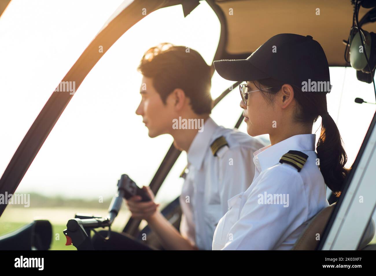 Piloti cinesi seduti in elicottero Foto Stock