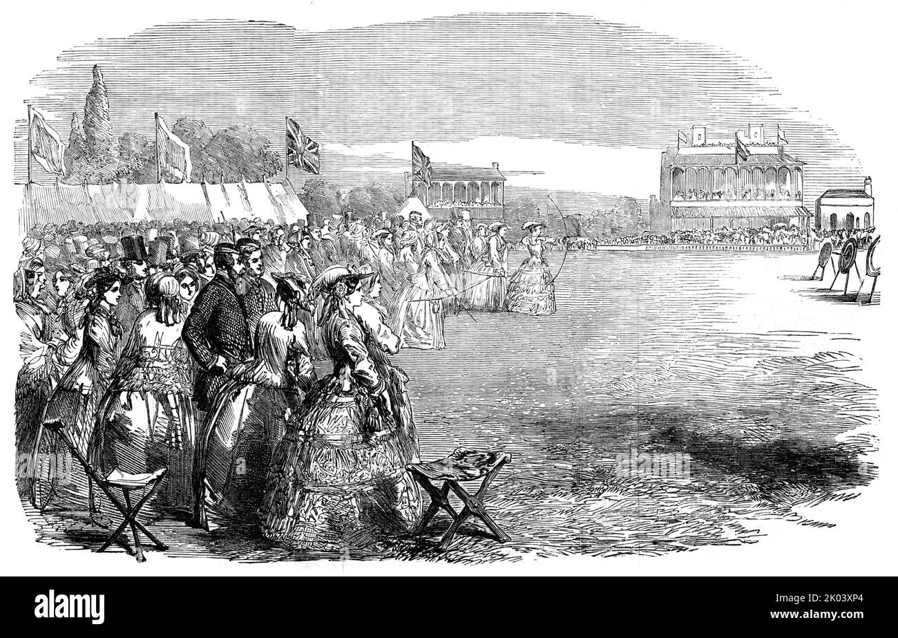 Grand National Archery Meeting on the Race-Ground, Shrewsbury, 1854. 'Durante la ripresa delle frecce alla distanza di cento metri,e che occupava fino a quasi le due, il numero di visitatori sul campo aumentò rapidamente: Un grande convito di spettatori, tra cui un gran numero di donne vestite con un abbigliamento gaily, si impegnò con tristezza nell'attraversare e riattraversare il campo di tiro, aa seguirono gli arcieri nelle loro "overs" dal bersaglio opposto al bersaglio...le riprese riiniziarono dopo pranzo, le Signore portarono i loro posti ai bersagli...i numeri specificati per loro Foto Stock