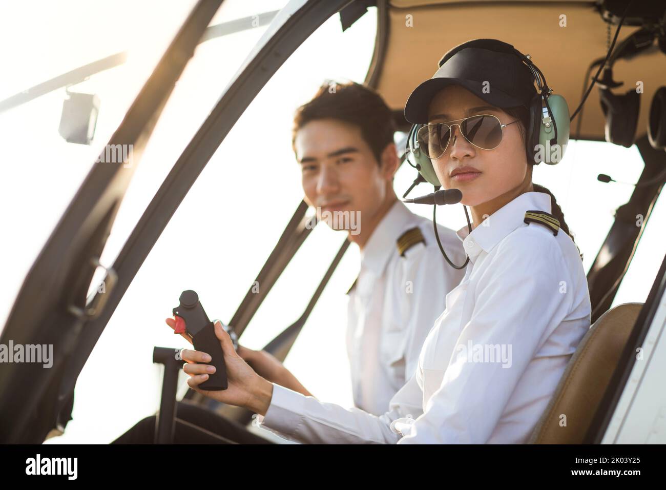 Piloti cinesi seduti in elicottero Foto Stock