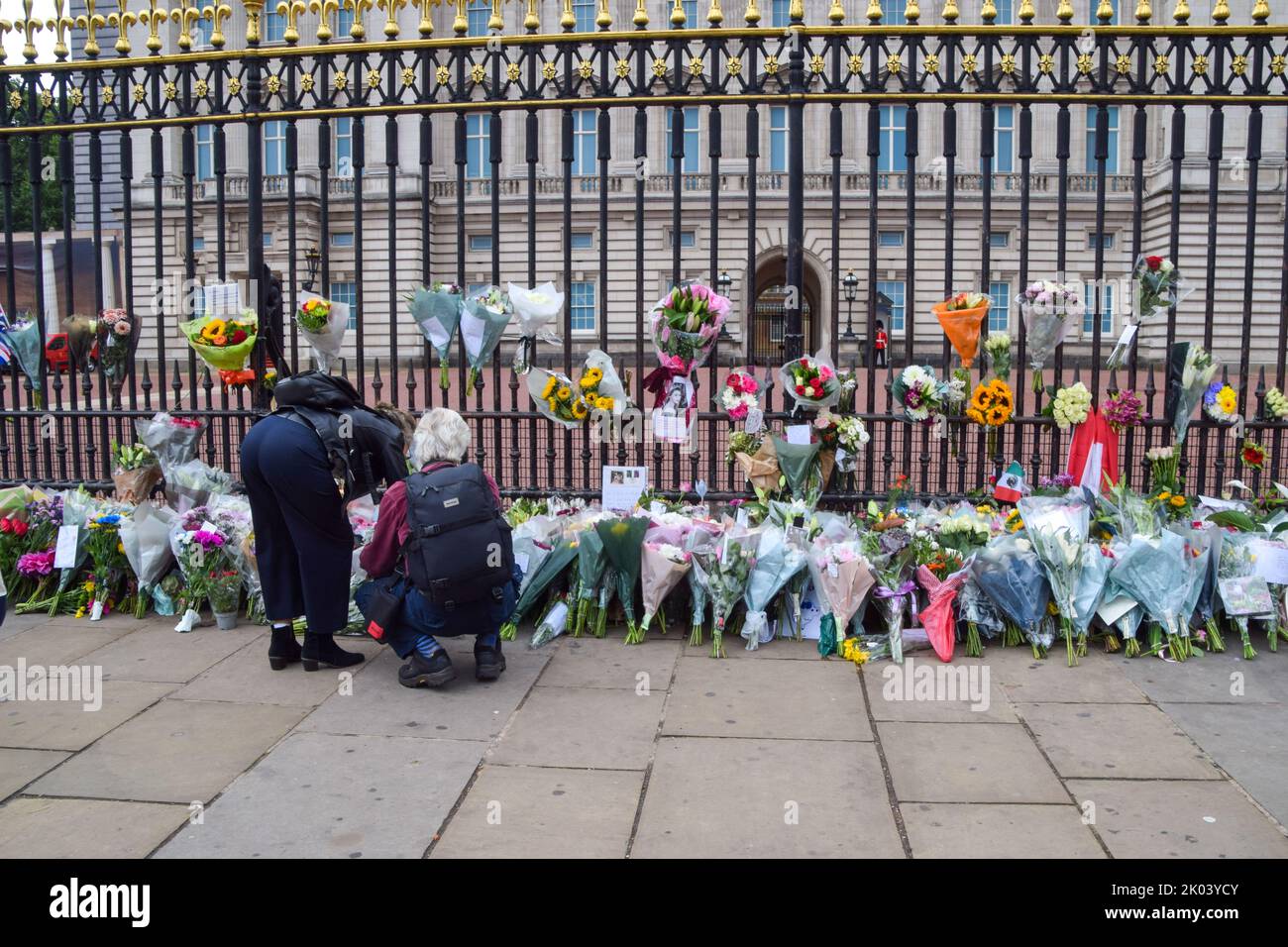 La gente lascia i fiori fuori di Buckingham Palace mentre la regina Elisabetta II muore, 96 anni. (Foto di Vuk Valcic / SOPA Images/Sipa USA) Foto Stock