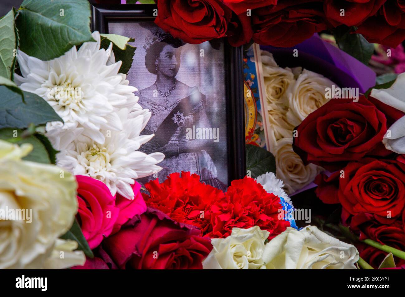 Mosca, Russia. 9th settembre 2022. I russi depongono fiori all'esterno dell'ambasciata britannica in omaggio alla compiuta regina Elisabetta II, morta a 96 anni il 8 settembre 2022. Nikolay Vinokurov/Alamy Live News Foto Stock