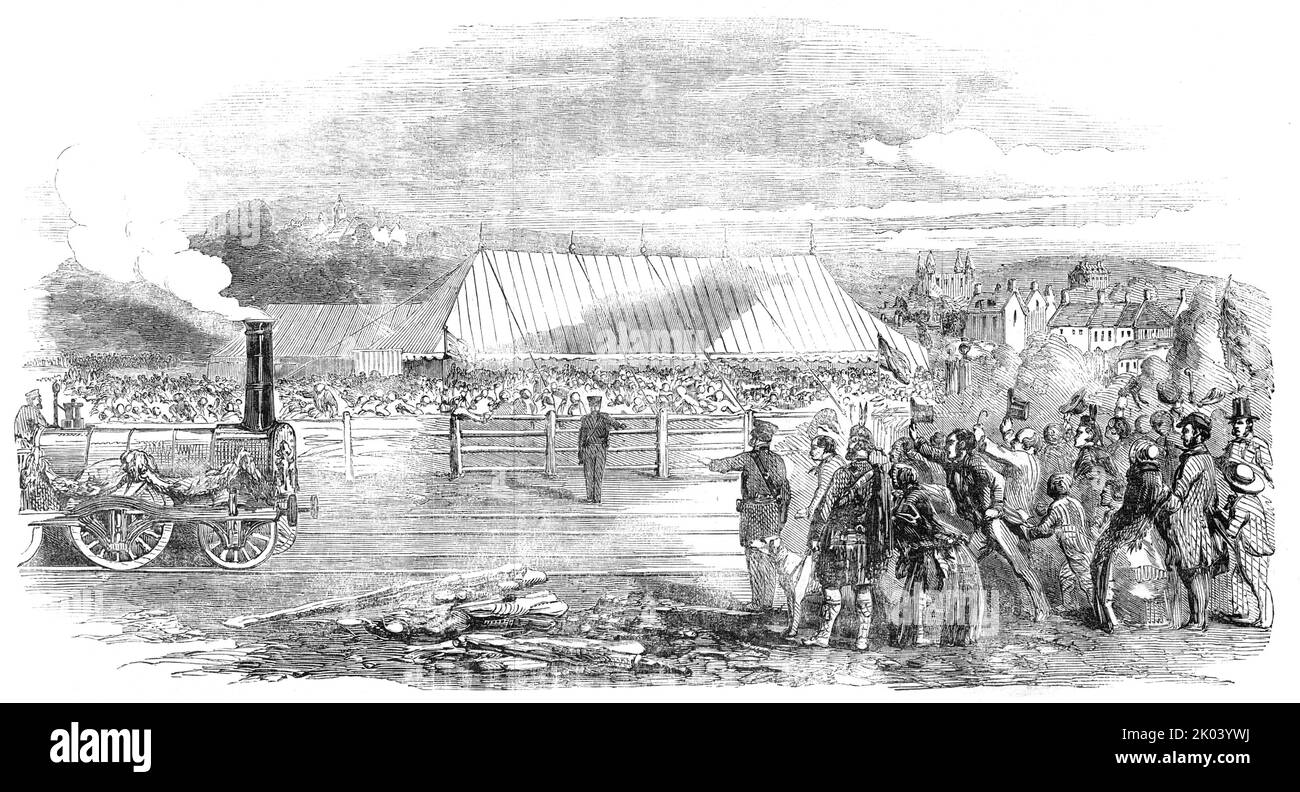 Apertura della Great North of Scotland Railway - The Huntly Station, 1854. La gente del posto si ritrova per l'arrivo del primo treno a vapore nella loro città. "L'apertura formale di questa linea, che estende la comunicazione ferroviaria a quaranta miglia a nord di Aberdeen, in tutto il regno, ma in un collegamento ininterrotto con il grande sistema ferroviario, ha avuto luogo... il treno speciale partì da Kittybrewster, Aberdeen, alle undici... costituito da venticinque carrozze, trainate da due motori, e contenente i direttori e funzionari della linea, con un certo numero di altri signori, per un totale di circa 400.. Foto Stock