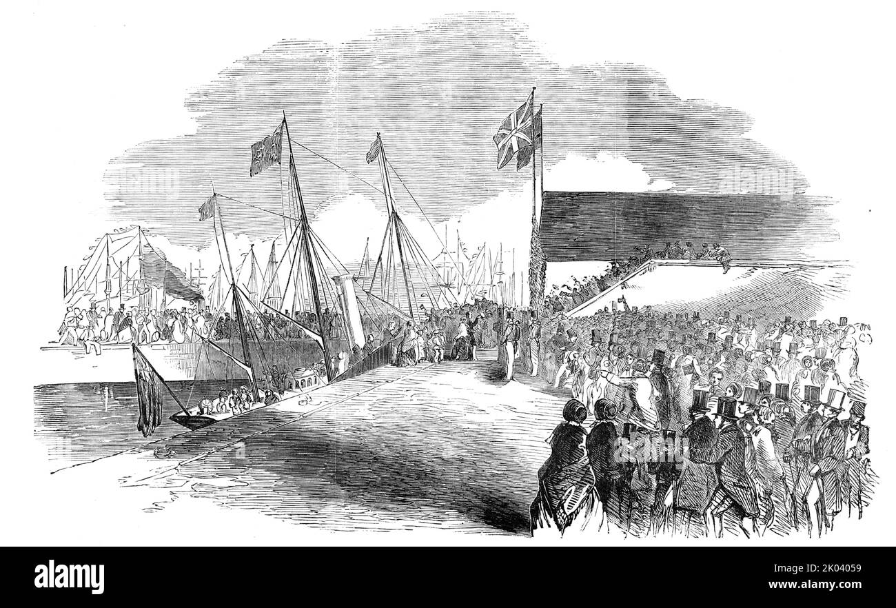 Sua Maestà approda a Grimsby, 1854. Queen Victoria visita Lincolnshire. 'La Regina fu ricevuta, al momento dello sbarco, dal Sindaco e dalla Corporation di Grimsby...sua Maestà arrivò subito dopo le dodici metà... tra il fuoco di artiglieria e le acclamazioni più pesanti. La stazione passeggeri sul lato del molo era stata allestita a questo scopo, ed era elegantemente drappeggiata; l'estremità inferiore era occupata da spettatori privilegiati che avevano ottenuto i biglietti d'ingresso; mentre di fronte all'ingresso c'era un dais, sormontato da un baldacchino di velluto viola. Sui dais erano le sedie di stato per la regina ed il principe Foto Stock