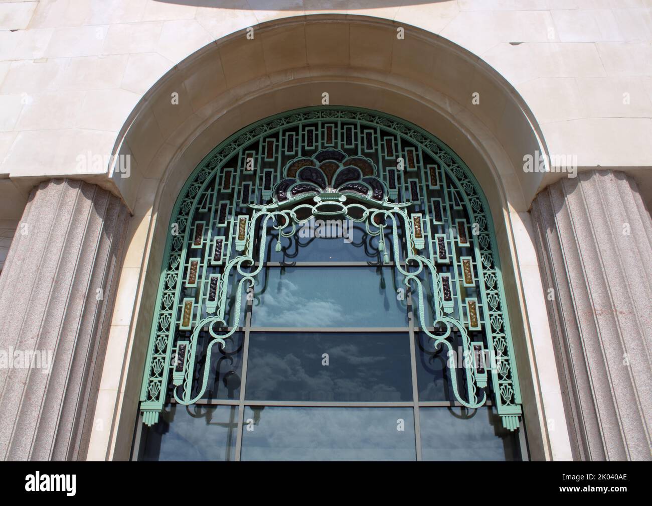 Una finestra Art Deco del famoso Palais de la Méditerranée sulla Promenade des Anglais a Nizza, sulla costa azzurra. Foto Stock