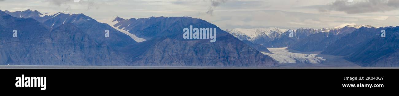 Panorama del ghiacciaio in montagna a Pond Inlet su Eclipse Sound, Baffin Island, Nunavut, Canada. Foto Stock