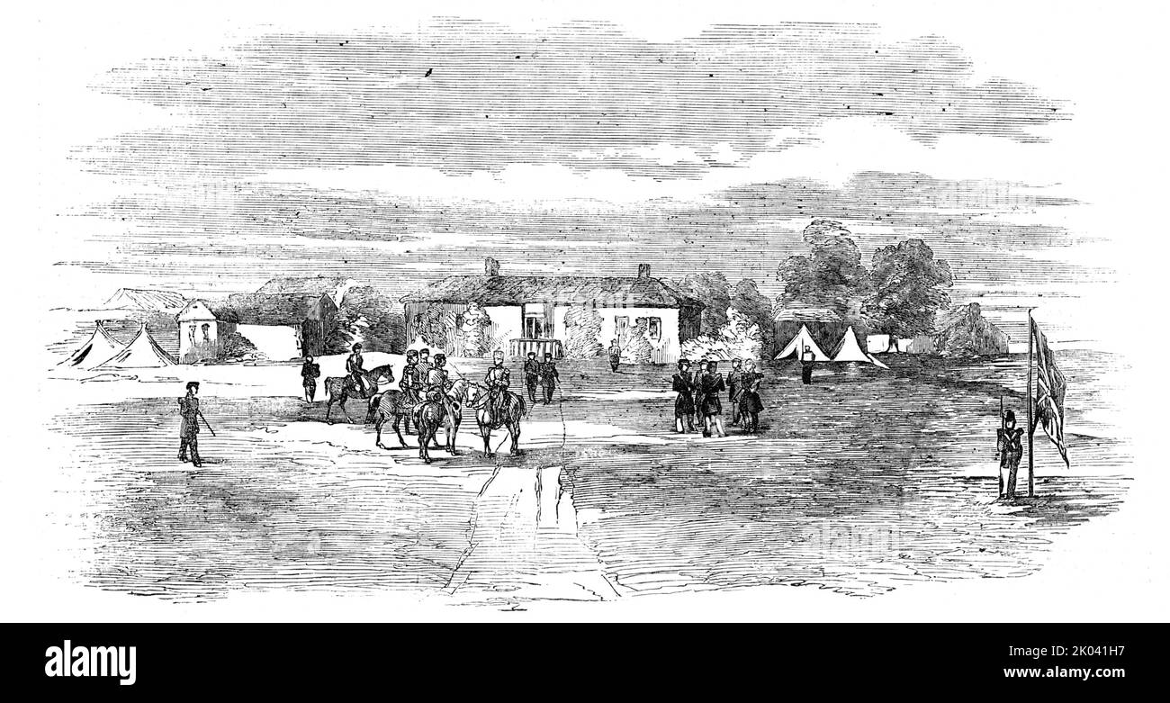 Capocasteri di Lord Raglan, vicino a Balaclava - da un disegno del tenente Montagu o'Reilly, 1854. Guerra di Crimea. Vista di '...i quartieri di Lord Raglan, non lontano da Balaclava. La casa è un lungo edificio, della descrizione della villa e della fattoria, in parte ricoperta di viti, che sono molto rigogliose nella Crimea. Le tende sono accampate nei terreni adiacenti; e sulla destra del quadro è disposta la bandiera britannica». Raglan fu Maestro Generale dell'Ordine, al comando delle truppe britanniche nella Crimea. Da "Illustrated London News", 1854. Foto Stock