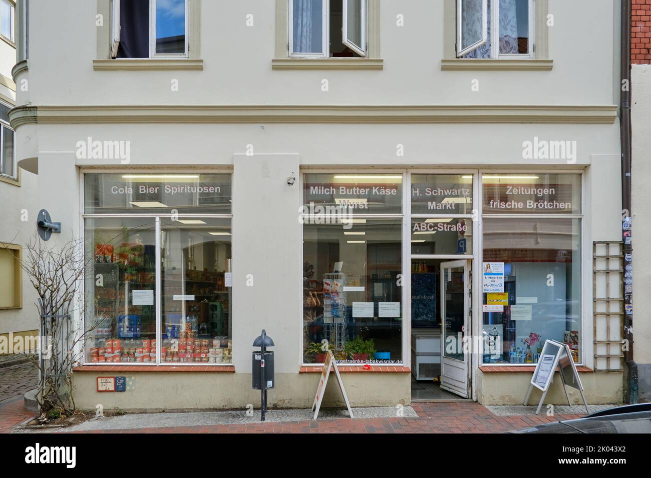 Città anseatica di Wismar, Meclemburgo-Pomerania occidentale, Germania, Europa, agosto 22, 2022: Vista esterna della finestra del mercato Schwartz. Foto Stock