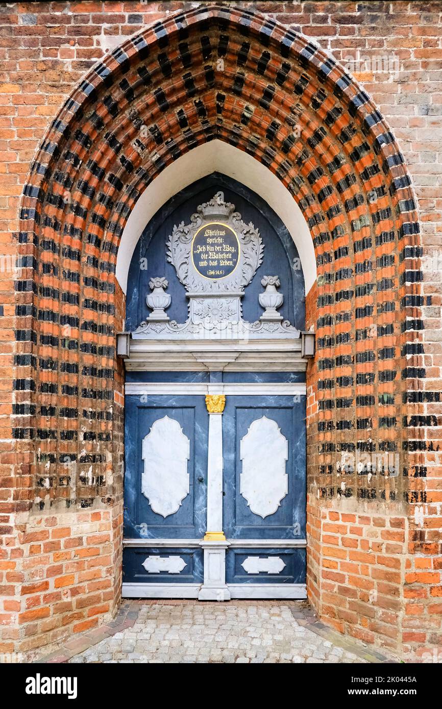 Portale gotico ad arco appuntito, Nikolaikirche (Chiesa di San Nicola), Città Vecchia di Wismar, Meclemburgo-Pomerania occidentale, Germania. Foto Stock