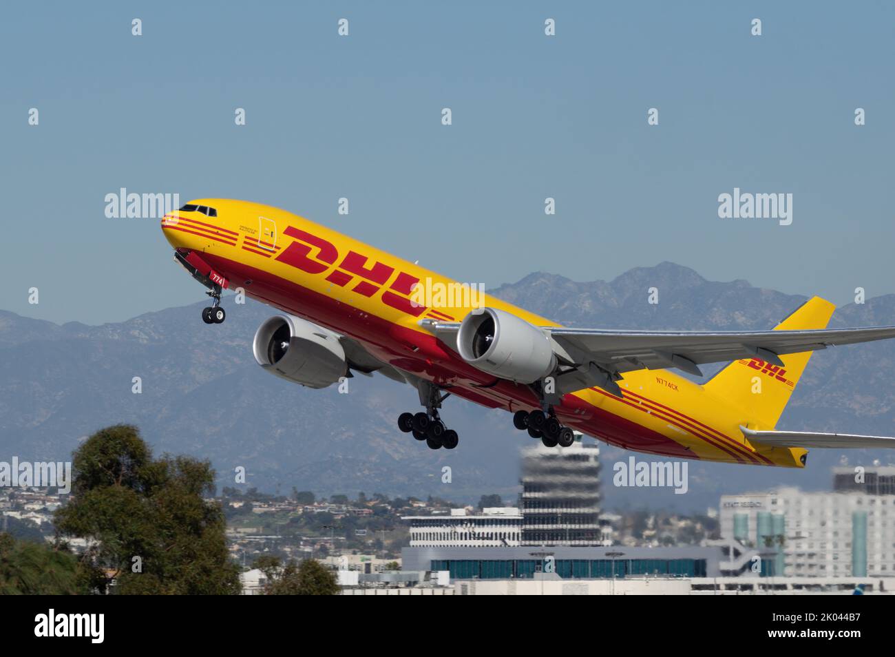 DHL Boeing 767 con registrazione N774CK, operato da Kalitta Air, in partenza dall'aeroporto internazionale di Los Angeles, Foto Stock