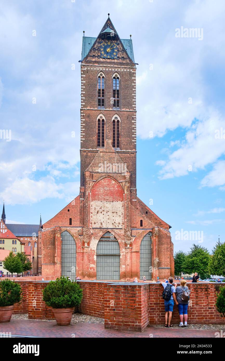Le rovine della Marienkirche (Chiesa di Santa Maria) con piano terra e torre, storico centro storico della città anseatica di Wismar, Germania. Foto Stock