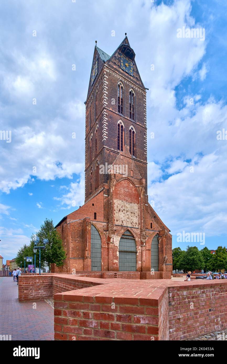 Le rovine della Marienkirche (Chiesa di Santa Maria) con piano terra e torre, storico centro storico della città anseatica di Wismar, Germania. Foto Stock