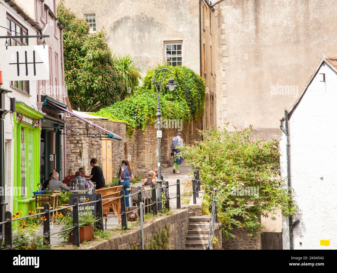 Persone che mangiano e bevono all'esterno del marciapiede bistro caffè e wine bar nella città del mercato Somerset di Frome Inghilterra Foto Stock