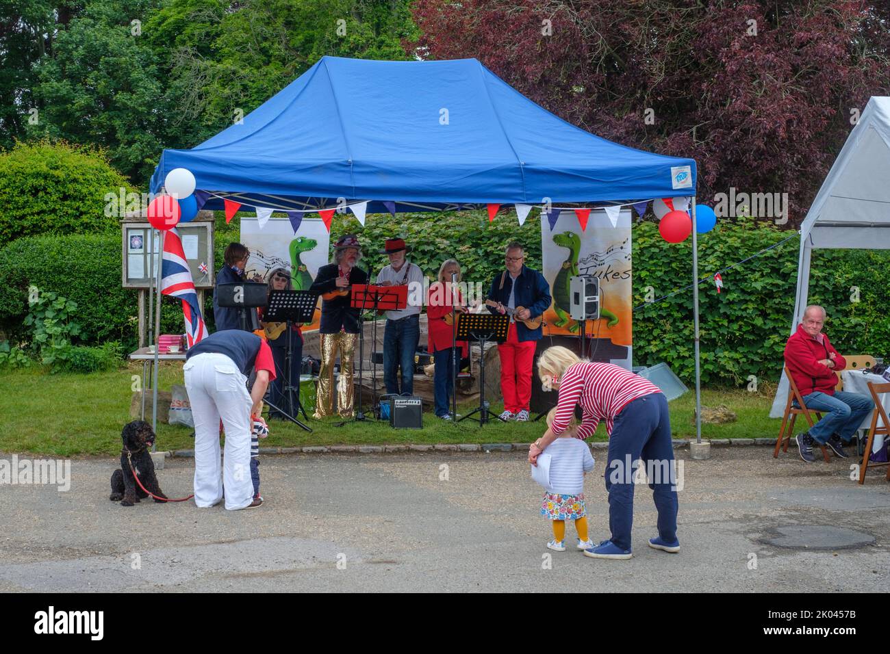 Una band che si esibisce ad un Street Party tenuto per celebrare il Platinum Jubilee di sua Maestà la Regina Elisabetta II nel villaggio rurale di Turville Foto Stock