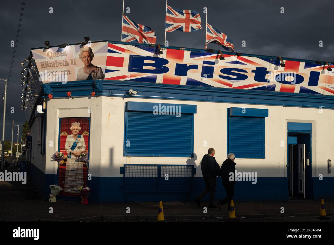 Glasgow, Scozia, 9 settembre 2022. Il Bristol Bar, uno dei preferiti dai sostenitori dell'Unionist e del Rangers FC, mostra un ritratto della Regina Elisabetta II e vola bandiere a metà albero, come segno di rispetto per sua Maestà, che è morta a 96 anni, a Glasgow, Scozia, il 9 settembre 2022. Photo credit: Jeremy Sutton-Hibbert/ Alamy Live news. Foto Stock