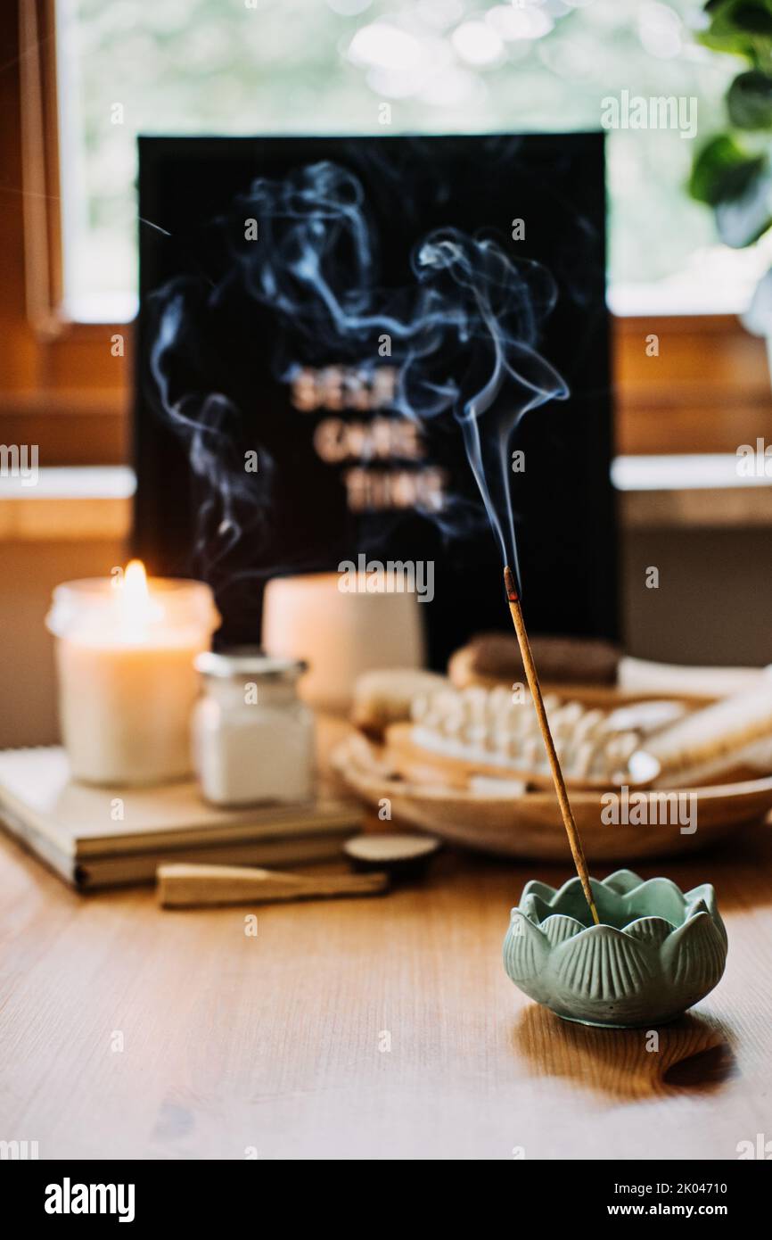 Self-care, concetto di benessere. Testo della scheda della lettera Self Care Time, bastoni aromatici, corpo e self-care cosmetici fatti a mano e naturale prodotto di bellezza organico Foto Stock