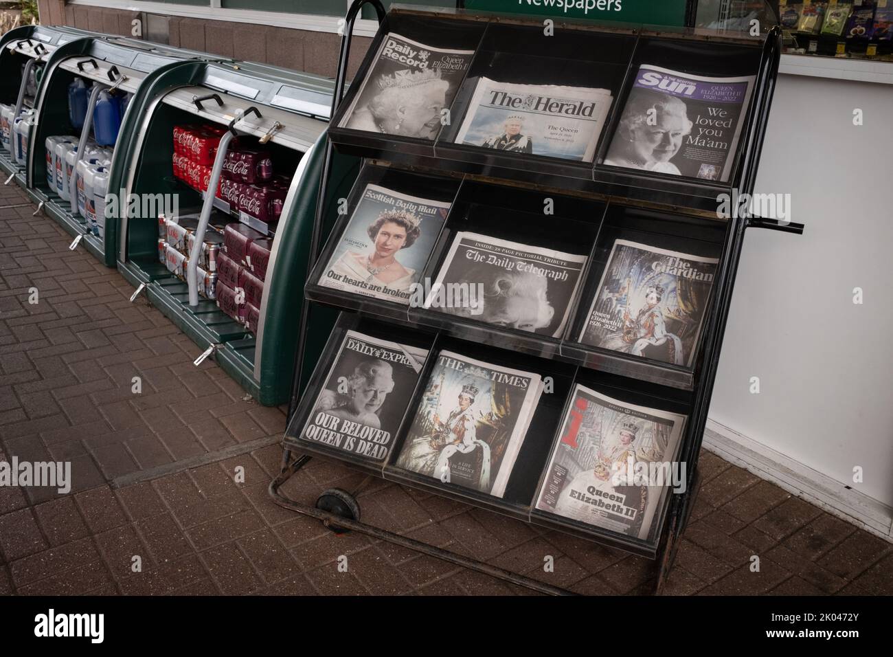 Glasgow, Scozia, 9 settembre 2022. Mostra di giornali britannici che annunciano la morte di sua Maestà la Regina Elisabetta II, morta a 96 anni, a Glasgow, Scozia, il 9 settembre 2022. Photo credit: Jeremy Sutton-Hibbert/ Alamy Live news. Foto Stock