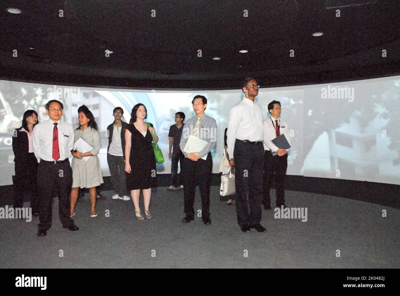 Visita a Singapore del Vice Segretario per lo sviluppo e la Ricerca politica, Raffaello Bossic, dove ha parlato alla Conferenza Internazionale sull'edilizia abitativa ("abitazioni sostenibili: Tracciare nuove frontiere"), con un'intervista anche con l'ex primo ministro di Singapore e leader di lunga data Lee Kuan Yew. Il Segretario Bossic ha incontrato i funzionari del Consiglio per l'edilizia abitativa e lo sviluppo di Singapore e ha partecipato alla cena di gala del 50th° anniversario del Consiglio per l'edilizia abitativa e lo sviluppo con l'attuale primo Ministro di Singapore, Lee Hsien Loong. Foto Stock