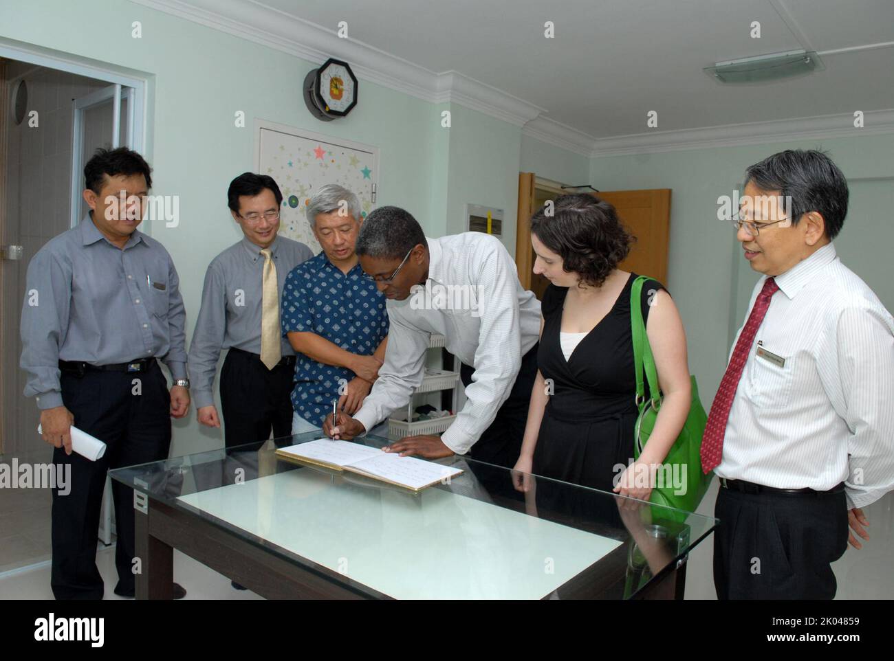 Visita a Singapore del Vice Segretario per lo sviluppo e la Ricerca politica, Raffaello Bossic, dove ha parlato alla Conferenza Internazionale sull'edilizia abitativa ("abitazioni sostenibili: Tracciare nuove frontiere"), con un'intervista anche con l'ex primo ministro di Singapore e leader di lunga data Lee Kuan Yew. Il Segretario Bossic ha incontrato i funzionari del Consiglio per l'edilizia abitativa e lo sviluppo di Singapore e ha partecipato alla cena di gala del 50th° anniversario del Consiglio per l'edilizia abitativa e lo sviluppo con l'attuale primo Ministro di Singapore, Lee Hsien Loong. Foto Stock