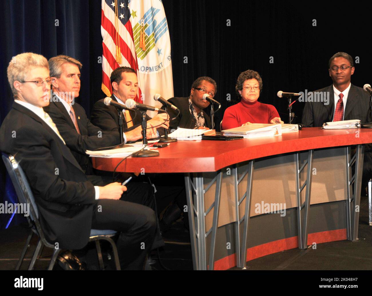 Anno fiscale 2011 presentazione del bilancio HUD, "investire in persone e luoghi", con il Segretario Shaun Donovan e il Vice Segretario Ron Sims tra gli alti funzionari a disposizione. Foto Stock