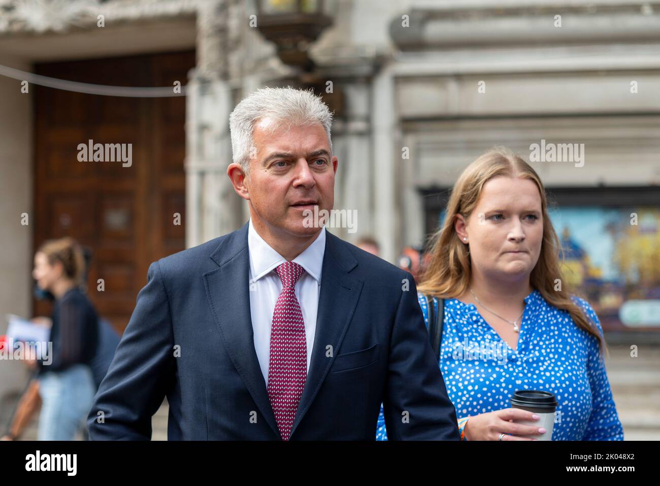 Brandon Lewis MP in arrivo al Queen Elizabeth II Centre per l'annuncio della leadership conservatrice. Essere Segretario di Stato per la giustizia Foto Stock