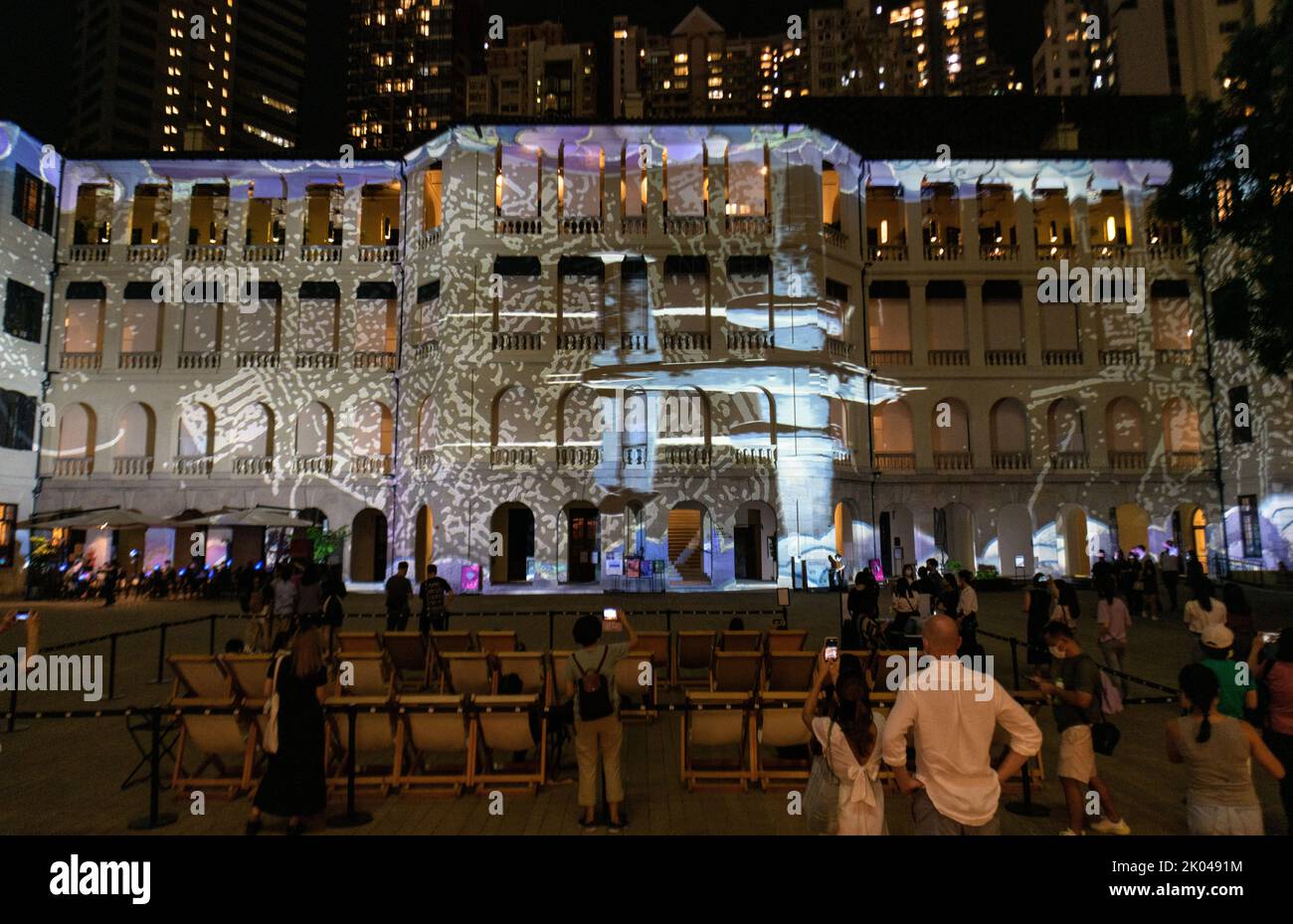 Hong Kong, Hong Kong, Cina. 8th Set, 2022. Tai Kwun è Hong KongÃs Centro per il patrimonio e le artt. L'ex prigione vittoriana e la corte ospita un nuovo spettacolo di luci sul terreno Parade. InnerGlow utilizza la più recente tecnologia di mappatura digitale e 3D per proiettare animazioni e immagini mozzafiato sulle facciate dei nostri edifici storici su vasta scala. Nella mostra, creata appositamente dalla società australiana, The Electric Canvas, in collaborazione con artisti di Hong Kong. Il Barrack Block, di 160 anni, fa da sfondo alla storia dei locali animati e proiettati ogni sera. (Credit Image: © Jayne Russell/ Foto Stock