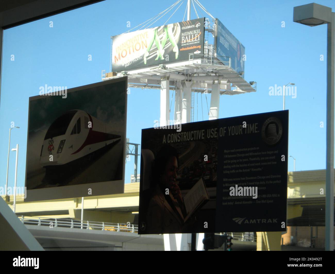 Visita del Segretario Shaun Donovan a Milwaukee, Wisconsin, dove è entrato a far parte del Sottosegretario ai Trasporti Roy Kienitz, del Governatore del Wisconsin Jim Doyle, e di altri funzionari alla conferenza stampa che annuncia il finanziamento della parte Milwaukee-Madison dello sviluppo ferroviario interurbano ad alta velocità ai sensi del Recovery Act. Il Segretario Donovan ha anche annunciato il lancio dell'Ufficio dell'HUD per l'edilizia sostenibile e le comunita' per miscelare gli investimenti immobiliari con lo sviluppo dei trasporti a Milwaukee e in altre citta'. Foto Stock