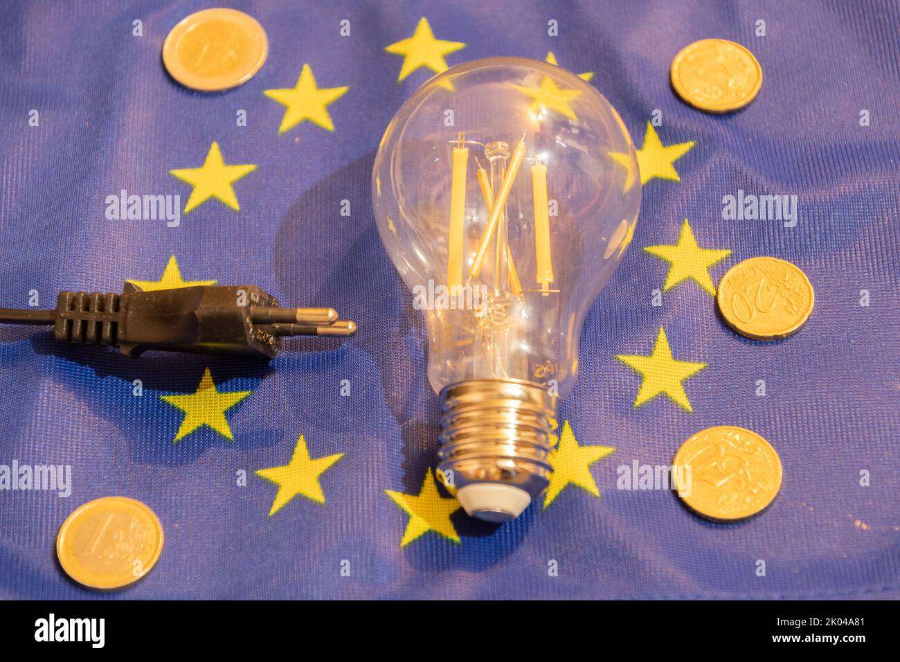 Vaduz, Liechtenstein, 6 settembre 2022 la lampadina si trova su una bandiera europea per dimostrare la crisi energetica Foto Stock