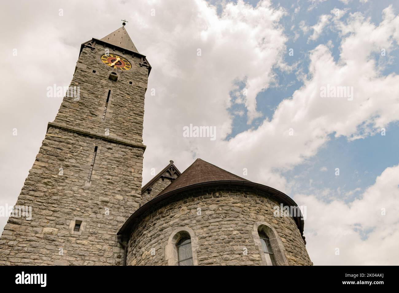 Balzers, Liechtenstein, 5 giugno 2022 Chiesa storica di san Nicola in una giornata nuvolosa Foto Stock