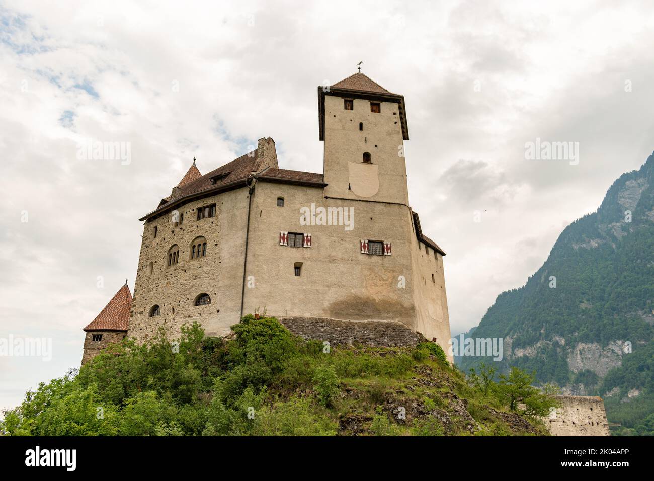 Balzers, Liechtenstein, 5 giugno 2022 storico vecchio castello di Gutenberg in una giornata nuvolosa Foto Stock