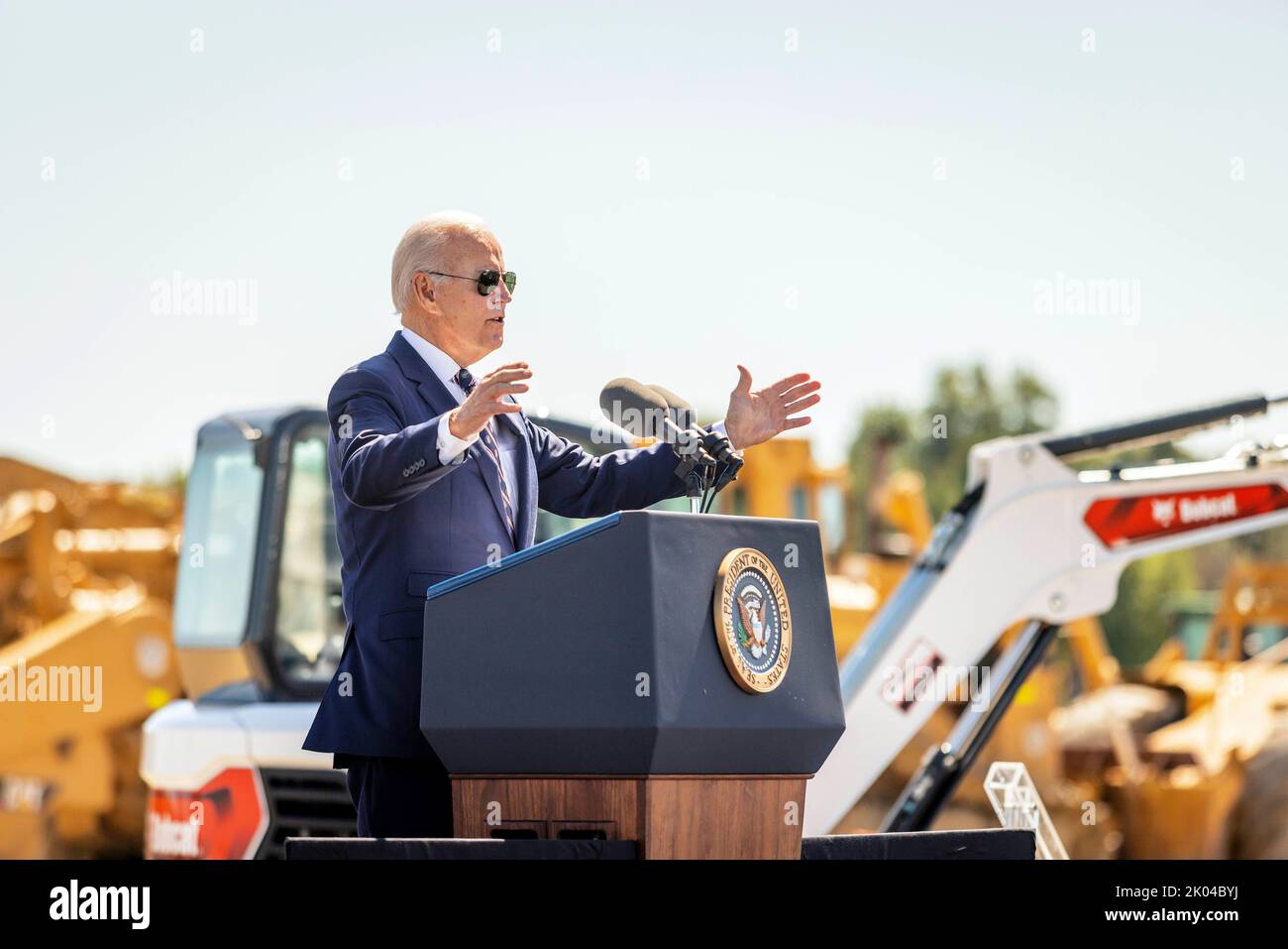 Licking County, Ohio, Stati Uniti. 9th Set, 2022. Il presidente JOE BIDEN parla alla cerimonia rivoluzionaria di un nuovo stabilimento di produzione di semiconduttori Intel. Biden ha parlato della ricostruzione della produzione americana attraverso il recente CHIPS and Science Act, che fornisce sussidi e benefici fiscali alle aziende che costruiscono e progettano semiconduttori negli Stati Uniti. Intel ha affermato che le due fabbriche in costruzione inizieranno a produrre semiconduttori nel 2025 e ha promesso che i due stabilimenti impiegheranno 3.000 dipendenti con un salario medio di 135.000 dollari. (Credit Image: © James D. Credit: ZUMA Press, Inc Foto Stock