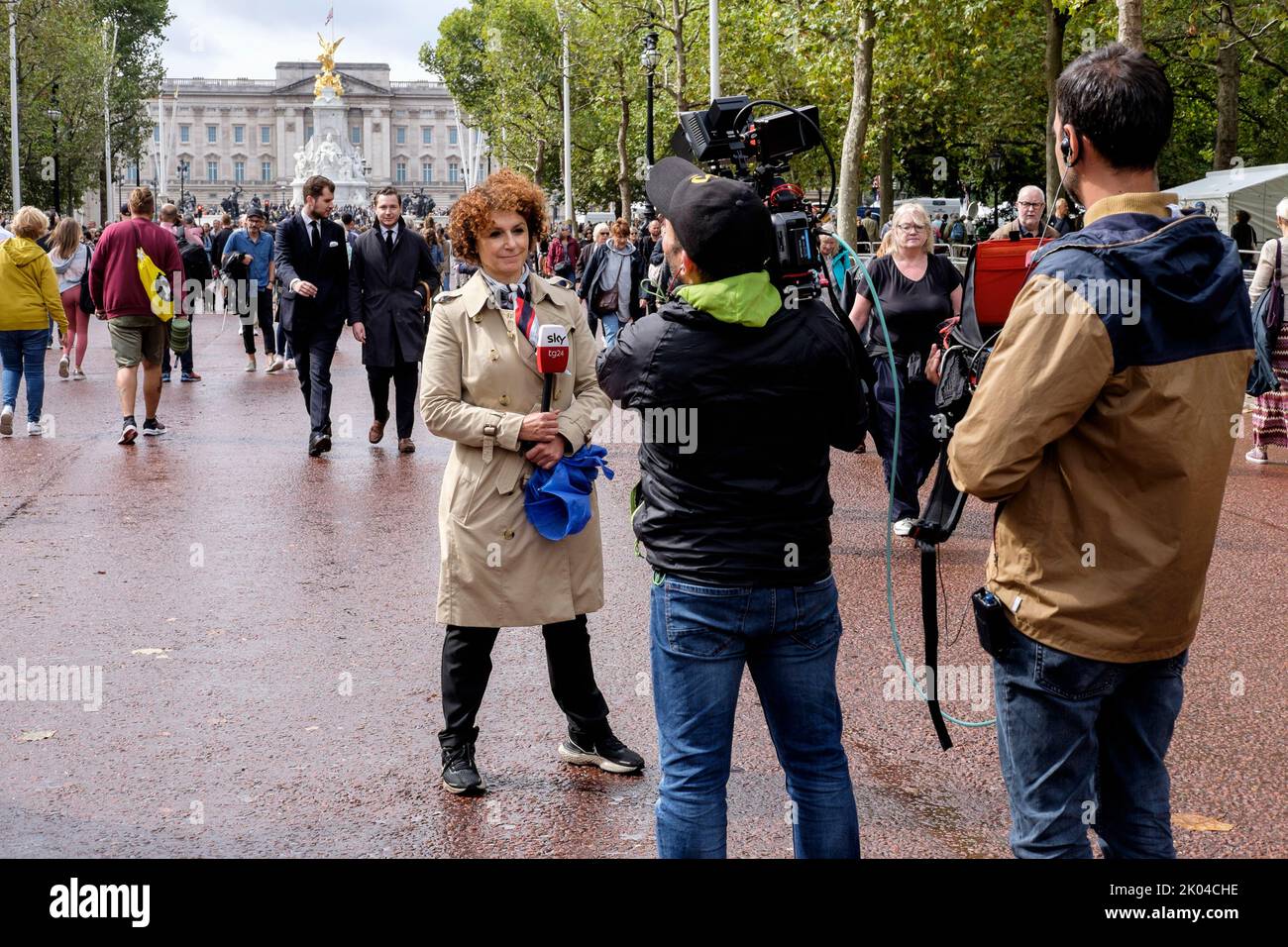 Londra, Regno Unito. 9th settembre 2022. L'equipaggio di notizie televisive ha trasmesso in diretta dal Mall dopo la morte della Regina Elisabetta II Foto Stock