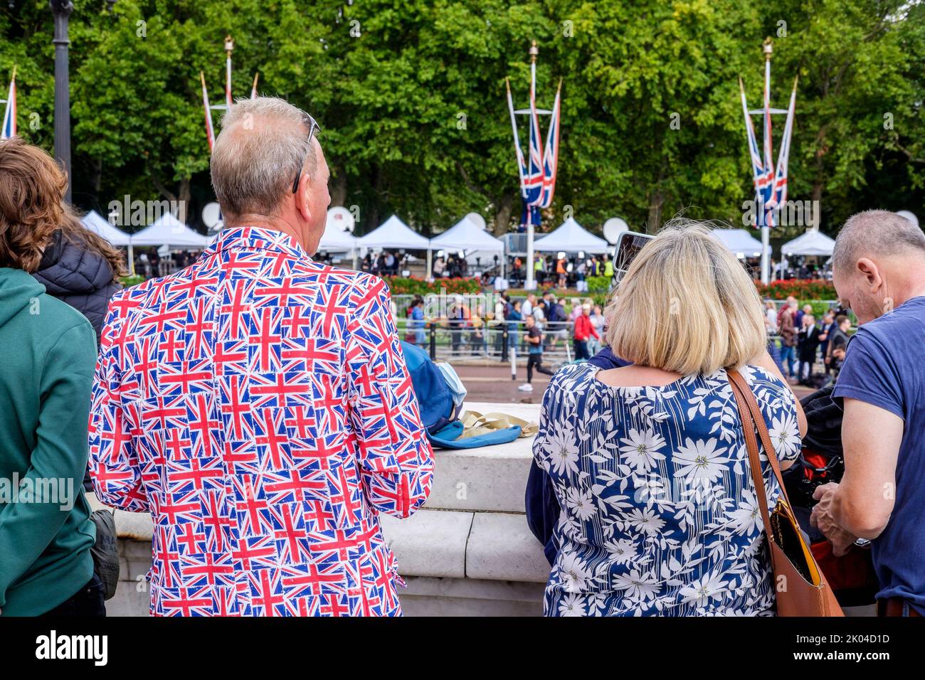 Londra, Regno Unito. 9th settembre 2022. La gente si riunisce sul Mall di fronte a Buckingham Palace per rendere i loro rispetti dopo la morte della regina Elisabetta II Foto Stock