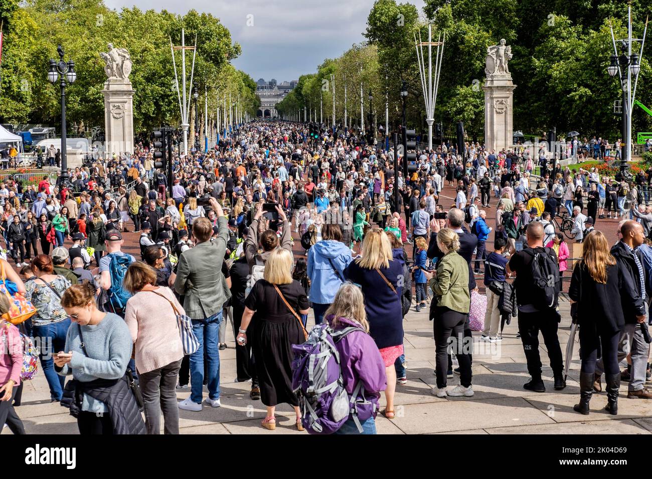 Londra, Regno Unito. 9th settembre 2022. La gente si riunisce sul Mall di fronte a Buckingham Palace per rendere i loro rispetti dopo la morte della regina Elisabetta II Foto Stock