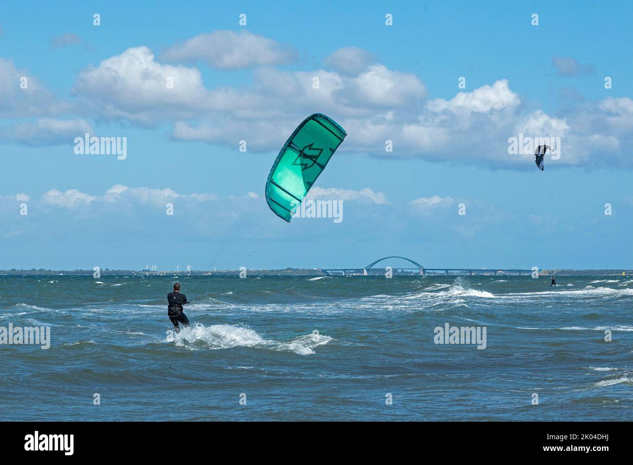 Kitesurfers, Fehmarn Sound Bridge, penisola di Graswarder, Heiligenhafen, Schleswig-Holstein, Germania Foto Stock