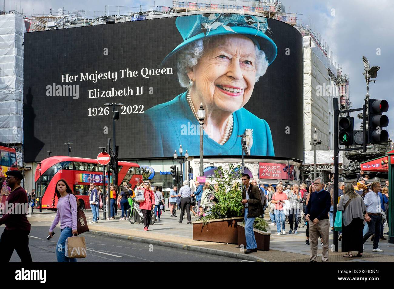 Londra, Regno Unito. 9th settembre 2022. Immagini della Regina Elisabetta II esposte su schermi a Piccadilly Circus in omaggio a sua Maestà dopo la sua morte avvenuta il 8th settembre 2022. Foto Stock