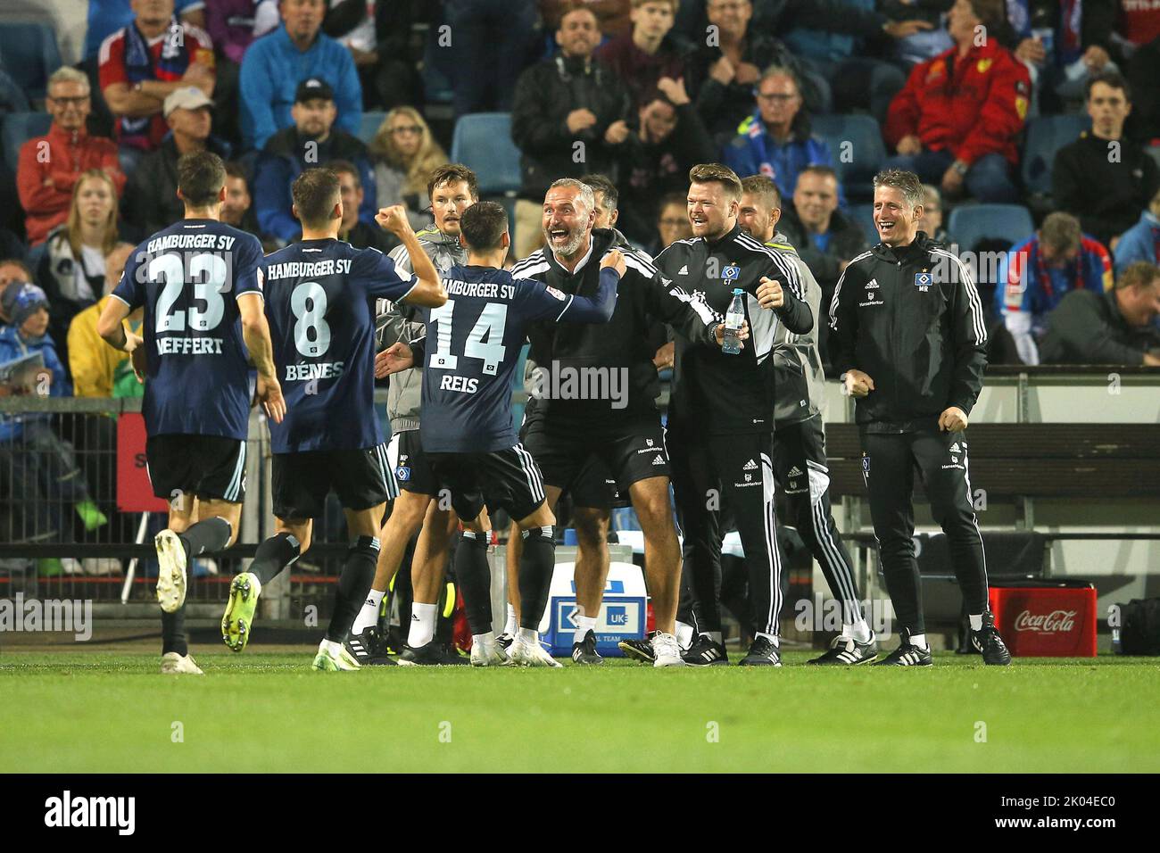 Kiel, Germania. 09th Set, 2022. Calcio: 2nd Bundesliga, Holstein Kiel - Hamburger SV, giorno 8. I giocatori di Amburgo festeggiano la vittoria con il coach Tim Walter (al centro). Credit: Claus Bergmann/dpa - NOTA IMPORTANTE: In conformità ai requisiti della DFL Deutsche Fußball Liga e del DFB Deutscher Fußball-Bund, è vietato utilizzare o utilizzare fotografie scattate nello stadio e/o della partita sotto forma di sequenze di immagini e/o serie di foto simili a video./dpa/Alamy Live News Foto Stock