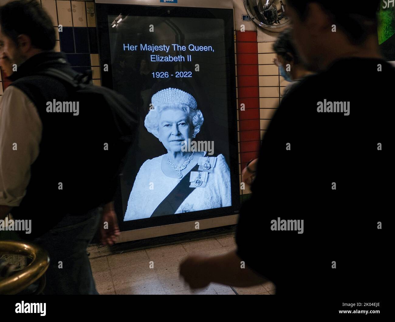 Un'immagine della Regina Elisabetta II è esposta su un tabellone pubblicitario elettronico alla stazione della metropolitana di Piccadilly Circus dopo la sua morte di giovedì Foto Stock