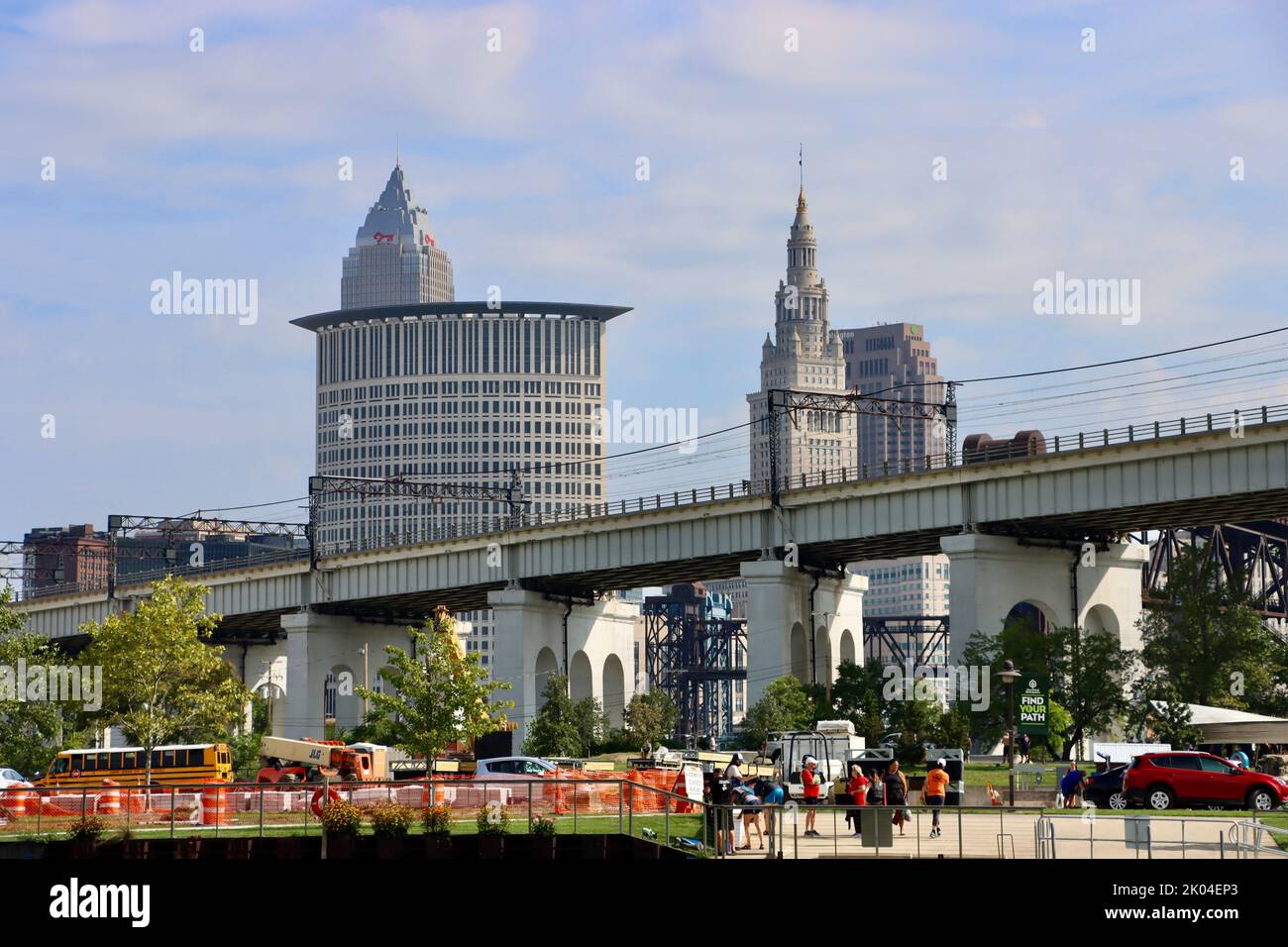 Lo skyline di Cleveland fotografato dal fiume Cuyahoga. District Courthouse, Tower City, Key Bank Tower e Huntington Bank Tower. Foto Stock
