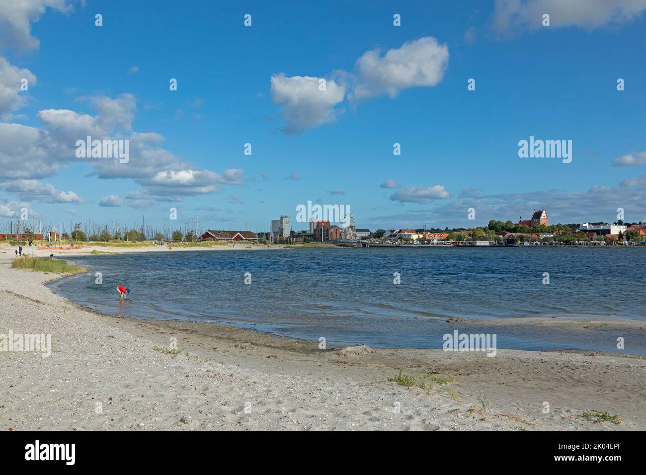 Vista della città dalla penisola di Steinwarder attraverso il lago interno, la spiaggia, Heiligenhafen, Schleswig-Holstein, Germania Foto Stock