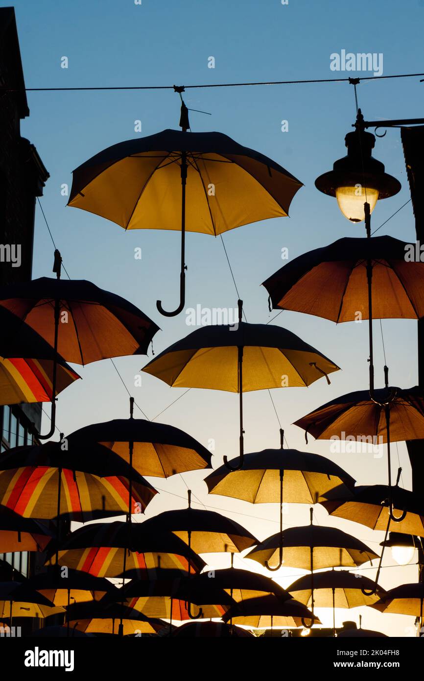 Ombrelloni pensili Installazione d'arte in crepuscolo luce notturna strada alta in Durham Co Durham UK Foto Stock