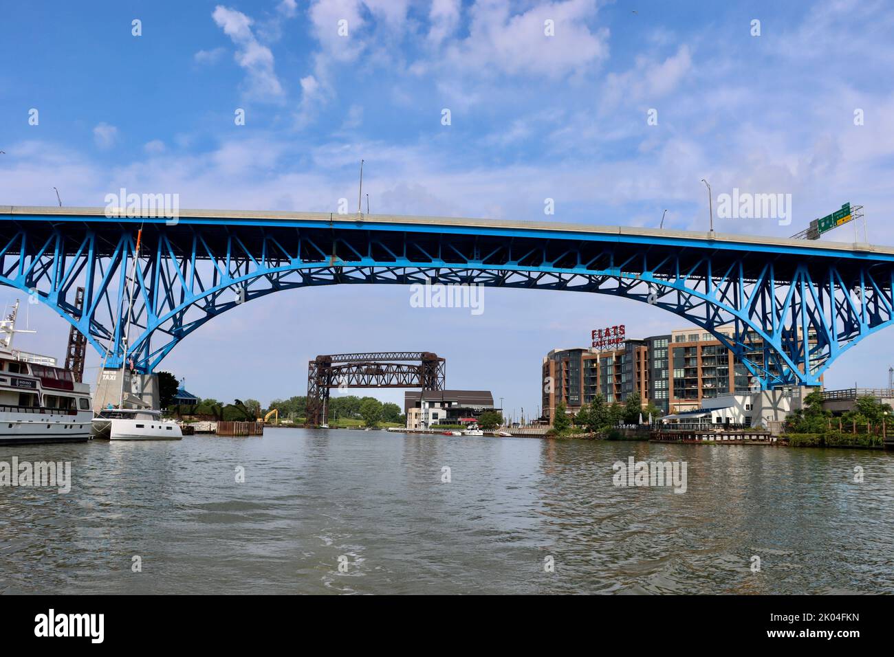 6580 piedi/2010 metri Main Avenue Bridge (Harold Burton Memorial bridge) o Main Avenue Viadotto sul fiume Cuyahoga a Cleveland, Ohio Foto Stock