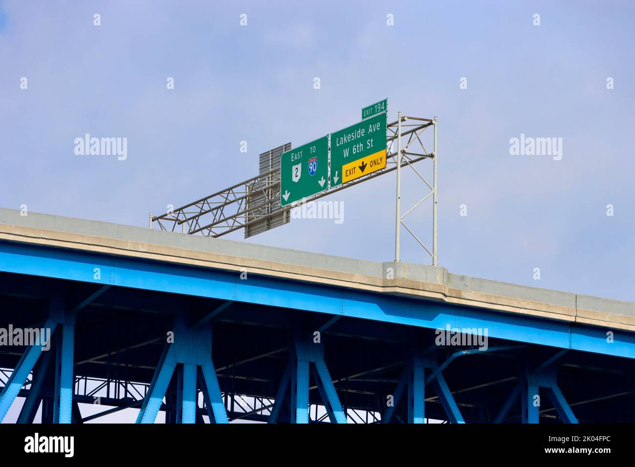 6580 piedi/2010 metri Main Avenue Bridge (Harold Burton Memorial bridge) o Main Avenue Viadotto sul fiume Cuyahoga a Cleveland, Ohio Foto Stock