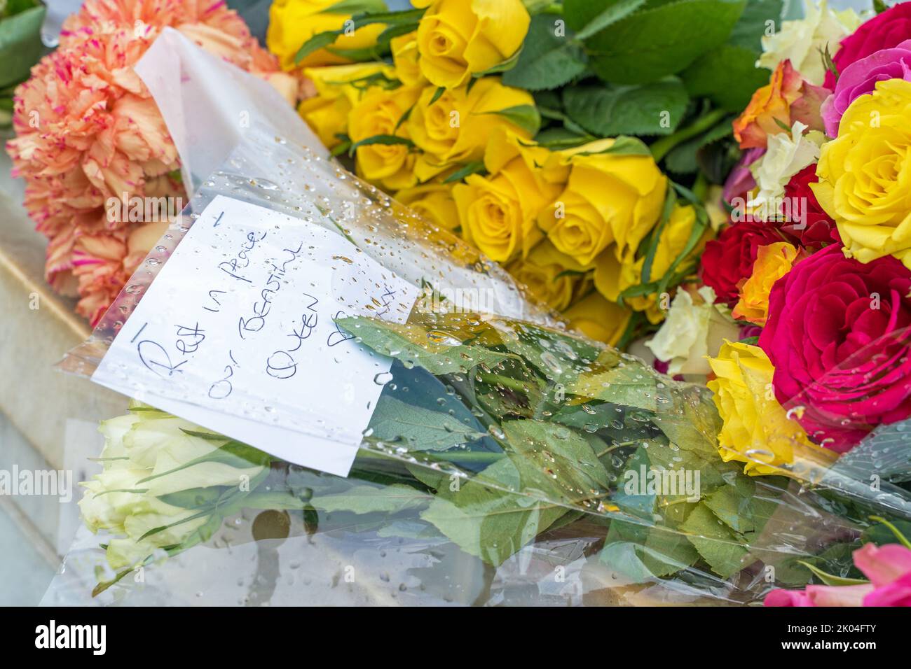 Fiori fuori Buckingham Palace ricordo della regina Elisabetta II dopo la sua morte. Londra - 9th settembre 2022 Foto Stock