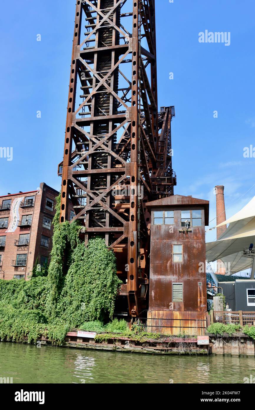 Vecchio ponte arrugginito sul fiume Cuyahoga a Cleveland, Ohio Foto Stock